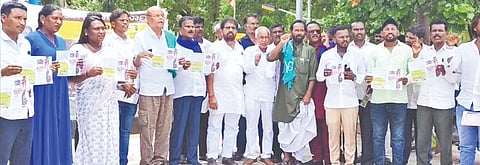 ಯಾದಗಿರಿಯಲ್ಲಿ ಸೋಮವಾರ ಹಮ್ಮಿಕೊಂಡ ಎಸ್​ಐಆರ್​ ವಿರೋಧಿ ಜನಜಾಗೃತಿ ಜಾಥಾದಲ್ಲಿ ಜೆ.ಎಂ.ವೀರಸಂಗಯ್ಯ, ಮರೆಪ್ಪ ಚಟ್ಟೇರಕರ್​, ಮಾನಪ್ಪ ಕಟ್ಟಿಮನಿ, ಫಕೀರ್​ ಅಹ್ಮದ್​, ಭೀಮಣ್ಣ ಹೊಸಮನಿ, ಗೋಪಾಲ್​ ತೆಳಗೇರಿ, ಮಾಯಾ ಎಸ್​.ಆರ್​. ನಾಯಕ, ದುರ್ಗೇಶ, ಮಲ್ಲಿಕಾರ್ಜುನ ಸತ್ಯೆಪೇಟಿ ಇತರರಿದ್ದರು.