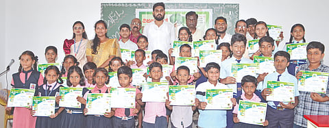 ಯಾದಗಿರಿಯ ಲಿಂಗೇರಿ ಕೋನಪ್ಪ ಶಿಕ್ಷಣ ಸಂಸ್ಥೆಯಲ್ಲಿ ವಿಜಯವಾಣಿ ಪತ್ರಿಕೆ ಏರ್ಪಡಿಸಿದ್ದ ಚಿತ್ರಕಲಾ ಸ್ಪರ್ಧೆಯಲ್ಲಿ ವಿಜೇತ ವಿದ್ಯಾರ್ಥಿಗಳಿಗೆ ಬಿಜೆಪಿ ಯುವ ಟಕದ ಜಿಲ್ಲಾಧ್ಯಕ್ಷ ಶ್ರೀಧರ ಸಾಹುಕಾರ ನಗದು ಬಹುಮಾನ ಮತ್ತು ಪ್ರಮಾಣಪತ್ರ ವಿತರಿಸಿದರು. ಪ್ರಾಚಾರ್ಯ ಗುರಪ್ಪಚಾರ್ಯ ವಿಶ್ವಕರ್ಮ, ಮುಖ್ಯಗುರು ರಾಜು ಗುಂಜನೂರ, ವರದಿಗಾರ ಶರಣು ಗೊಬ್ಬುರ ಇತರರಿದ್ದರು.