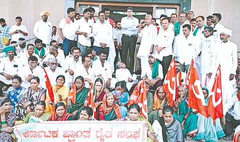 ವಿವಿಧ ಬೇಡಿಕೆಗೆ ಆಗ್ರಹಿಸಿ ಬುಧವಾರ ಯಾದಗಿರಿ ಜಿಲ್ಲಾಽಕಾರಿ ಕಚೇರಿ ಎದುರು ಕರ್ನಾಟಕ ಪ್ರಾಂತ ರೈತ ಸಂಘದ ಪದಾಽಕಾರಿಗಳು ಪ್ರತಿಭಟನೆ ನಡೆಸಿ ಡಿಸಿಗೆ ಮನವಿಪತ್ರ ಸಲ್ಲಿಸಿದರು. ಚನ್ನಪ್ಪ ಆನೆಗುಂದಿ, ಎಸ್.ಎಂ.ಸಾಗರ, ಭೀಮರಾಯ ಪೂಜಾರಿ, ಧರ್ಮಣ್ಣ ದೊರೆ ಇತರರಿದ್ದರು.