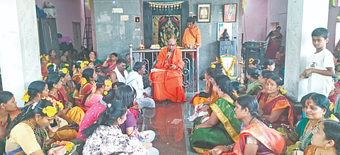  ಶಹಾಪುರನ ಕಾಳಿಕಾ ದೇವಸ್ಥಾನದಲ್ಲಿ ಅಧಿಕ ಮಾಸದ ಮಹಾ ಮಂಗಲದ ನಿಮಿತ್ತ ಹಮ್ಮಿಕೊಂಡ ಕಾರ್ಯಕ್ರಮದಲ್ಲಿ ಶ್ರೀ ಕಾಳಹಸ್ತೇಂದ್ರ ಸ್ವಾಮೀಜಿ ಆಶೀರ್ವಚನ ನೀಡಿದರು.