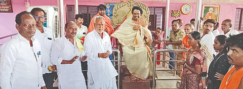ಯಾದಗಿರಿ ಸಮೀಪದ ಅಬ್ಬೆತುಮಕೂರಿನ ವಿಶ್ವಾರಾಧ್ಯರ ಮಠದಲ್ಲಿ ಸೋಮವಾರ ನಡೆದ ಮಾಸಿಕ ಶಿವಾನುಭವ ಗೋಷ್ಠಿಯಲ್ಲಿ ಶಾಸಕ ಚನ್ನಾರಡ್ಡಿ ಪಾಟೀಲ್​ ಮಾತನಾಡಿದರು. ಪೀಠಾಧಿಪತಿ ಡಾ.ಗಂಗಾಧರ ಸ್ವಾಮೀಜಿ ಇತರರಿದ್ದರು.