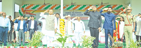 ಯಾದಗಿರಿ ಜಿಲ್ಲಾ ಕ್ರೀಡಾಂಗಣದಲ್ಲಿ ಶನಿವಾರ ಆಯೋಜಿಸಿದ್ದ ೮೦ನೇ ಸ್ವಾತಂತ್ರ‍್ಯ ದಿನ ಕಾರ್ಯಕ್ರಮದಲ್ಲಿ ಸಚಿವ ಡಾ.ಶರಣಪ್ರಕಾಶ ಪಾಟೀಲ್ ಧ್ವಜಾರೋಹಣ ನೆರವೇರಿಸಿದರು. ಸಂಸದ ಕುಮಾರನಾಯಕ, ಶಾಸಕ ಚನ್ನಾರಡ್ಡಿ ಪಾಟೀಲ್, ಡಿಸಿ ರಾಹುಲ್ ಪಾಂಡ್ವೆ, ಎಸ್‌ಪಿ ಪೃಥ್ವಿಕ್ ಶಂಕರ್ ಇತರರಿದ್ದರು.