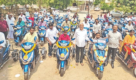 ಶಹಾಪುರದಲ್ಲಿ ಶುಕ್ರವಾರ ಸಚಿವ ಶರಣಬಸಪ್ಪ ದರ್ಶನಾಪುರ ಅವರು 47 ಜನ ಅಂಗವಿಕಲರಿಗೆ ದ್ವಿಚಕ್ರ ವಾಹನಗಳನ್ನು ವಿತರಿಸಿದರು.