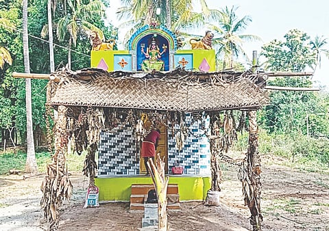 ಯಳಂದೂರು ತಾಲೂಕಿನ ಅಂಬಳೆ ಗ್ರಾಮದಲ್ಲಿರುವ ದೇವಾಳಮ್ಮನ ಸನ್ನಿಧಿ ಹೊರನೋಟ. 