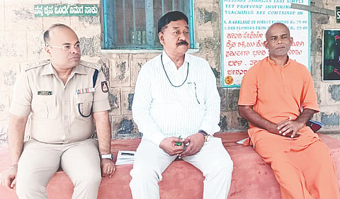 ಯಳಂದೂರು ತಾಲೂಕಿನ ಬಿಳಿಗಿರಿರಂಗನಬೆಟ್ಟದ ವಿಶ್ವಶಾಂತಿ ನಿಕೇತನ ಆಶ್ರಮಕ್ಕೆ ಗುರುವಾರ ಶಾಸಕ ಎ.ಆರ್.ಕೃಷ್ಣಮೂರ್ತಿ ಭೇಟಿ ನೀಡಿ ಇಲ್ಲಿನ ಶ್ರೀ ಶಾಂತಮಲ್ಲಿಕಾರ್ಜುನಸ್ವಾಮಿ ಅವರ ಜತೆ ಸಂವಾದ ನಡೆಸಿದರು. ಜಿಲ್ಲಾ ಪೊಲೀಸ್ ವರಿಷ್ಠಾಧಿಕಾರಿ ಎಂ.ಮುತ್ತುರಾಜ್ ಇದ್ದರು. 