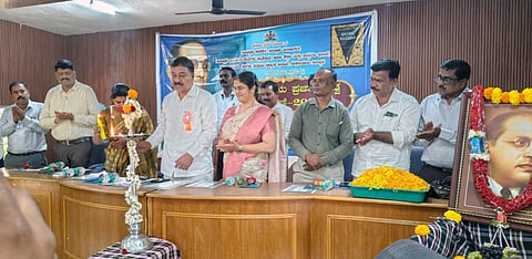  ಯಳಂದೂರಿನ ತಾಲೂಕು ಪಂಚಾಯಿತಿ ಕಚೇರಿಯ ಸಭಾಂಗಣದಲ್ಲಿ ಮಂಗಳವಾರ ಹಮ್ಮಿಕೊಂಡಿದ್ದ ಪ್ರಜಾಪ್ರಭುತ್ವ ದಿನಾಚರಣೆಯನ್ನು ಶಾಸಕ ಎ.ಆರ್. ಕೃಷ್ಣಮೂರ್ತಿ ಉದ್ಘಾಟಿಸಿದರು. ತಹಸೀಲ್ದಾರ್ ಎಸ್.ಎಲ್. ನಯನಾ, ಇಒ ವೇಣು, ಪಪಂ ಮುಖ್ಯಾಧಿಕಾರಿ ಎಂ.ಪಿ. ಮಹೇಶ್ ಕುಮಾರ್, ಬಿಇಒ ಮಾರಯ್ಯ ಇತರರು ಇದ್ದರು.