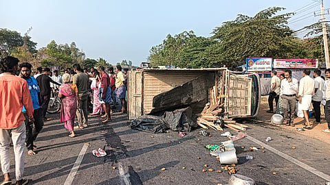 ಯಳಂದೂರು ಪಟ್ಟಣದ ರಾಷ್ಟ್ರೀಯ ಹೆದ್ದಾರಿಯಲ್ಲಿ ಭಾನುವಾರ ಬೆಳಗ್ಗೆ ಗೂಡ್ಸ್ ಆಟೋ ಚಾಲಕನ ನಿಯಂತ್ರಣ ತಪ್ಪಿ ಕೆಳಕ್ಕೆ ಬಿದ್ದಿರುವುದು.