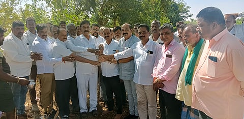 ಯಳಂದೂರು ತಾಲೂಕಿನ ರಾಮಾಪುರ, ಅರೇಪಾಳ್ಯ ಗ್ರಾಮಗಳ ಚೆಕ್ ಡ್ಯಾಂ ಕಾಮಗಾರಿಗೆ ಶಾಸಕ ಎ.ಆರ್. ಕೃಷ್ಣಮೂರ್ತಿ ಶನಿವಾರ ಭೂಮಿಪೂಜೆ ನೆರವೇರಿಸಿದರು.