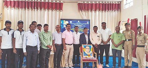 ಹುನಗುಂದದ ವಿ.ಎಂ.ಕೆ.ಎಸ್.ಆರ್. ವಸ್ತ್ರದ ಕಲಾ ಮಹಾವಿದ್ಯಾಲಯದಲ್ಲಿ ನಡೆದ ಅಂಬೇಡ್ಕರ್ ಅವರ 135ನೇ ಜಯಂತಿ ಕಾರ್ಯಕ್ರಮದಲ್ಲಿ ಡಾ. ಎಂ.ಎಸ್. ಮಿರ್ಜೇಕರ ಮಾತನಾಡಿದರು. ಪ್ರಾಚಾರ್ಯ ಡಾ. ಎಸ್.ಆರ್. ಗೋಲಗೊಂಡ ಹಾಗೂ ಡಾ. ಪರಶುರಾಮ ಸಿ. ಉಪಸ್ಥಿತರಿದ್ದರು.