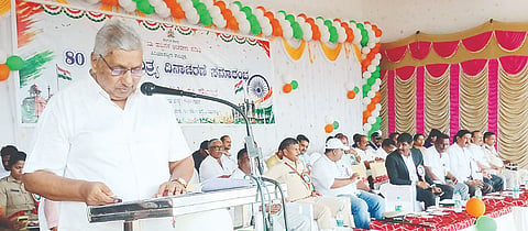 ಪಿರಿಯಾಪಟ್ಟಣದ ಸರ್ಕಾರಿ ಪಿಯು ಕಾಲೇಜು ಮೈದಾನದಲ್ಲಿ ಆಯೋಜಿಸಿದ್ದ ಸ್ವಾತಂತ್ರೃ ದಿನಾಚರಣೆ ಸಮಾರಂಭದಲ್ಲಿ ಶಾಸಕ ಮಾಜಿ  ಸಚಿವ ಕೆ.ವೆಂಕಟೇಶ್ ಮಾತನಾಡಿದರು. ನಿಸರ್ಗ ಪ್ರಿಯ,  ಹೊಸಳ್ಳಿ ಕೃಷ್ಣೇಗೌಡ, ಸುನೀಲ್ ಕುಮಾರ್, ರವಿ ಪ್ರಸನ್ನ, ಎಚ್.ಪಿ.ಮಧು, ಈ.ಪಿ.ಲೋಕೇಶ್, ರಾಜಣ್ಣ, ದೀಪಕ್ ಇತರರು ಇದ್ದರು.
