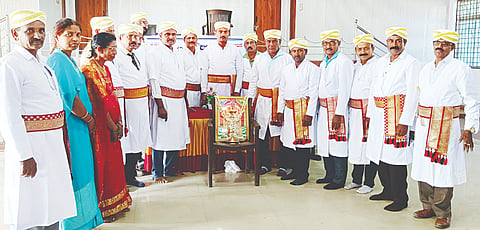 ಪಿರಿಯಾಪಟ್ಟಣದ ಕೊಡಗು ಗೌಡಸಮಾಜದ ಸಮುದಾಯ ಭವನದಲ್ಲಿ ಸೋಮವಾರ ಆಯೋಜಿಸಿದ್ದ ಕರ್ನಾಟಕ ಅರೆಭಾಷೆ ಸಂಸ್ಕೃತಿ ಮತ್ತು ಸಾಹಿತ್ಯ ಅಕಾಡೆಮಿಯ 15ನೇ ವರ್ಷದ ಸಂಭ್ರಮಾಚರಣೆ ಕಾರ್ಯಕ್ರಮವನ್ನು ಕೊಡಗು ಗೌಡಸಮಾಜದ ಅಧ್ಯಕ್ಷ ಪೊಕ್ಕಳಂಡ ವಸಂತಕುಮಾರ್ ಉದ್ಘಾಟಿಸಿದರು. ಕುಯ್ಯುಮುಡಿ ಅಶ್ವಿನ್ ಕುಮಾರ್, ಕುಡಕಂಡಿ ಬಾಲಕೃಷ್ಣ , ಮೇಡತನ ಶಿವಾಜಿ, ಕುಯ್ಯುಮುಡಿ ಮುತ್ತಣ್ಣ, ನಿಡ್ಯಮಲೆ ಕೃಷ್ಣಪ್ಪ, ಬೈಲೆರ ಕಾವೇರಮ್ಮ ಇತರರು ಇದ್ದರು.