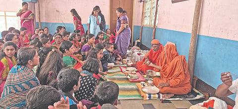 ಹುನಗುಂದ ನಗರದ ಬಸವ ಮಂಟಪದಲ್ಲಿ ವಿಜಯ ಮಹಾಂತೇಶ ತರುಣ ಸಂಘದ ಸಹಯೋಗದಲ್ಲಿ ಶಿವರಾತ್ರಿ ನಿಮಿತ್ತ  ಹಮ್ಮಿಕೊಂಡ ಸಾಮೂಹಿಕ ವಚನ ಪಠಣ, ಇಷ್ಟ ಲಿಂಗಪೂಜೆ, ಪ್ರಸಾದ ಹಾಗೂ ಬಸವ ಭಕ್ತರಿಗೆ ಇಷ್ಟಲಿಂಗ ಧಾರಣೆಯನ್ನು ಚಿತ್ತರಗಿ ಗುರುಮಹಾಂತ ಸ್ವಾಮಿಗಳು ನೆರವೇರಿಸಿದರು. ಬಸವಲಿಂಗ ಸ್ವಾಮಿಗಳು ಇತರರಿದ್ದರು.