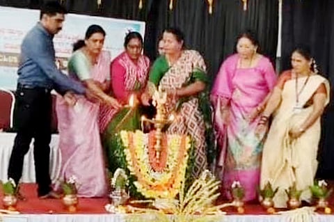 ಶ್ರೀ ಕ್ಷೇತ್ರ ಧರ್ಮಸ್ಥಳ ಗ್ರಾಮಭಿವೃದ್ಧಿ ಯೋಜನೆ ಮಡಿಕೇರಿ ತಾಲೂಕು ಘಟಕ ಹಮ್ಮಿಕೊಂಡಿದ್ದ ತಾಲೂಕು ಮಟ್ಟದ ಮಹಿಳಾ ವಿಚಾರ ಗೋಷ್ಠಿಯಲ್ಲಿ ವಿವಿಧ ರಂಗದಲ್ಲಿ ಸಾಧನೆ ಮಾಡಿದವರನ್ನು ಗೌರವಿಸಲಾಯಿತು.  ಪದ್ಮಶ್ರೀ ಪುರಸ್ಕೃತ ರಾಣಿ ಮಾಚಯ್ಯ, ನಗರಸಭೆ ಅಧ್ಯಕ್ಷೆ ಪಿ. ಕಲಾವತಿ, ಯೋಜನಾಧಿಕಾರಿ ಪುರುಷೋತ್ತಮ, ತಾಳೂರು ಉಷಾಕಾಶಿ ಇತರರು ಹಾಜರಿದ್ದರು. 
