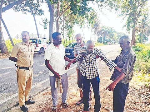 ತಾಲೂಕಿನ ಪಂಪ್ ಹೌಸ್ ಬಳಿಯ ರಸ್ತೆ ಬದಿಯಲ್ಲಿ ಬಿದ್ದಿದ್ದ ನಟರಾಜು ಎಂಬಾತನನ್ನು ಪಾಲಹಳ್ಳಿಯ ಮಾನವ ಹಕ್ಕುಗಳ ಹೋರಾಟಗಾರ ಪ್ರಸನ್ನ ಹಾಗೂ ಯೋಗಿಶ್ ಸಂತೈಸಿ ಮೈಸೂರಿನ ಕೆ.ಆರ್. ಆಸ್ಪತ್ರೆಗೆ ಆತನನ್ನು ಸಾಗಿಸಿದರು. 