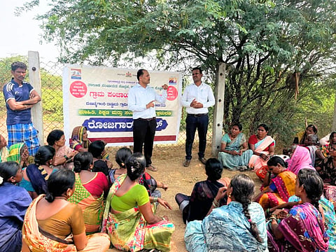 ಕೊಪ್ಪಳದ ಗಿಣಿಗೇರ ಗ್ರಾಮದ ಕೆರೆ ಹೂಳೆತ್ತುವ ನರೇಗಾ ಕಾಮಗಾರಿ ಸ್ಥಳಕ್ಕೆ ಭೇಟಿ ನೀಡಿ ವಿಮೆ ನೋಂದಣಿ ಕುರಿತು ಮಾಹಿತಿ ನೀಡಿದರು.