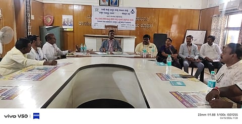 ಕೊಪ್ಪಳ ತಸೀಲ್ದಾರ ಕಚೇರಿ ಸಭಾಂಗಣದಲ್ಲಿ ಬಾಲ್ಯವಿವಾಹ ನಿಷೇಧ ಕಾಯ್ದೆ-&2006 ಹಾಗೂ ಕರ್ನಾಟಕ ತಿದ್ದುಪಡಿ-&2016ರ ಜಾಗೃತಿ ಕಾರ್ಯಕ್ರಮ ಉದ್ಘಾಟಿಸಿ  ನ್ಯಾ. ಮಹಾಂತೇಶ ಎಸ್​. ದರಗದ ಮಾತನಾಡಿದರು. ಜಿಲ್ಲಾ ಮಕ್ಕಳ ರಕ್ಷಣಾಧಿಕಾರಿ ಸಿಂಧು ಅಂಗಡಿ,ಗ್ರೇಡ್​-2 ತಸೀಲ್ದಾರ ಗವಿಸಿದ್ದಪ್ಪ ಮಣ್ಣೂರ, ಜಿಲ್ಲಾ ಮಕ್ಕಳ ಕಲ್ಯಾಣ ಸಮಿತಿ ಅಧ್ಯಕ್ಷ ಪ್ರಕಾಶ ಕಡಗದ, ಸಹಾಯಕ ಶಿಶು ಅಭಿವೃದ್ಧಿ ಯೋಜನಾಧಿಕಾರಿ ಶರಣಪ್ಪ ಇದ್ದರು.