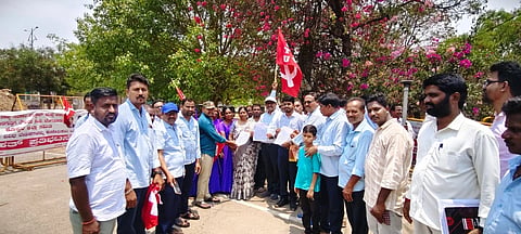 ಕೊಪ್ಪಳದಲ್ಲಿ ಸರ್ಕಾರಿ ಹಾಸ್ಟೇಲ್​ ಮತ್ತು ವಸತಿ ಶಾಲಾ ಹೊರಗುತ್ತಿಗೆ ನೌಕರರಿಂದ ವಿವಿಧ ಬೇಡಿಕೆಗಳ ಈಡೇರಿಕೆಗಾಗಿ ಮೂರು ಇಲಾಖೆಗಳ ಕಲ್ಯಾಣಾಧಿಕಾರಿಗಳಿಗೆ ಮನವಿ ಸಲ್ಲಿಸಿದರು. ಗ್ಯಾನೇಶ ಕಡಗದ, ಮಹ್ಮದ ರಪೀಕ್​, ಪಕೀರಪ್ಪ, ದಾವಲಸಾಬ, ಬಸವರಾಜ, ಬಾಳೇಶ ಅಂಗಡಿ ಇದ್ದರು.