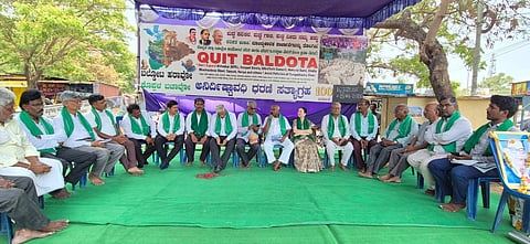 ಕೊಪ್ಪಳದಲ್ಲಿ ಕೈಗಾರಿಕೆಗಳ ವಿರುದ್ಧ ಧರಣಿಯಲ್ಲಿ ಬುಧವಾರ ವಿಪ ಸದಸ್ಯ ಎಚ್​.ವಿಶ್ವನಾಥ ಮಾತನಾಡಿದರು. ಪ್ರಧಾನ ಸಂಚಾಲಕ ಅಲ್ಲಮಪ್ರಭು ಬೆಟ್ಟದೂರು ಮಾತನಾಡಿದರು. ಪ್ರಮುಖರಾದ ಮಲ್ಲಿಕಾರ್ಜುನ ಗೋನಾಳ, ಮಂಜುನಾಥ ಗೊಂಡಬಾಳ, ಸರೋಜಾ ಬಾಕಳೆ ಇದ್ದರು. 