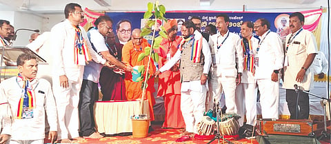 ಜೇವರ್ಗಿಯಲ್ಲಿ ಹಮ್ಮಿಕೊಂಡಿದ್ದ ಡಾ.ಅಂಬೇಡ್ಕರ್​ ಉತ್ಸವ ಸಮಾರಂಭವನ್ನು ಶ್ರೀ ಡಾ.ಸಿದ್ಧಲಿಂಗ ಸ್ವಾಮೀಜಿ ಉದ್ಘಾಟಿಸಿದರು. ಭಂತೆ ವರಜ್ಯೋತಿ, ರಾಜಶೇಖರ ಸೀರಿ, ಅರ್ಜುನ ಭದ್ರೆ, ಮರೆಪ್ಪ ಹಳ್ಳಿ, ಗುರುಲಿಂಗಪ್ಪಗೌಡ ಮಾಲಿಪಾಟೀಲ್​ ಇತರರಿದ್ದರು.