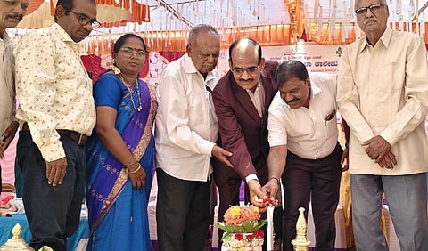ಕೊಪ್ಪಳ ಸರಕಾರಿ ಪ್ರಥಮ ದರ್ಜೆ ಮಹಿಳಾ ಕಾಲೇಜಿನಲ್ಲಿ ಗುರುವಾರ ನಡೆದ ಸಹಪಠ್ಯ ಚಟುವಟಿಕೆಗಳ ಸಮಾರೋಪ ಹಾಗೂ ಅಂತಿಮ ವರ್ಷದ ವಿದ್ಯಾರ್ಥಿನಿಯರ ಬೀಳ್ಕೊಡುಗೆ ಸಮಾರಂಭವನ್ನು ಹಿರಿಯ ಸಾಹಿತಿ ಪ್ರೊ. ಅಲ್ಲಮಪ್ರಭು ಬೆಟ್ಟದೂರು ಉದ್ಘಾಟಿಸಿದರು. ಪ್ರಾಧ್ಯಾಪಕ ಡಾ. ವೆಂಕಟಗಿರಿ ದಳವಾಯಿ, ಡಾ. ಗಣಪತಿ ಲಮಾಣಿ, ಡಾ. ಹುಲಿಗೆಮ, ಬಿ.ಜಿ. ಕರಿಗಾರ ಇದ್ದರು.