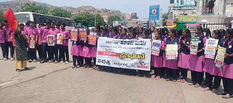 ರಾಷ್ಟ್ರೀಯ ಪರೀಕ್ಷಾ ಸಂಸ್ಥೆ ರದ್ದುಗೊಳಿಸಿ ತಪ್ಪಿತಸ್ಥರಿಗೆ ಕಠಿಣ ಶಿಕ್ಷೆ ವಿಧಿಸಬೇಕೆಂದು ಆಗ್ರಹಿಸಿ ಎಐಡಿಎಸ್​ಓ ವಿದ್ಯಾರ್ಥಿಗಳು ಶುಕ್ರವಾರ  ಕೊಪ್ಪಳದಲ್ಲಿ ಪ್ರತಿಭಟನೆ ನಡೆಸಿದರು. ಎಐಡಿಎಸ್​ಒ ರಾಜ್ಯ ಮುಖಂಡ ತುಳಜರಾಮ್​ ಎನ್​.ಕೆ., ಜಿಲ್ಲಾ ಸಂಘಟನಾಕಾರ ಪ್ರದಿಪ್​, ಶಾರದ, ಪೋಷಕರಾದ ಸಿದ್ದಲಿಂಗರೆಡ್ಡಿ, ಶರಣು ಗಡ್ಡಿ ಇದ್ದರು.