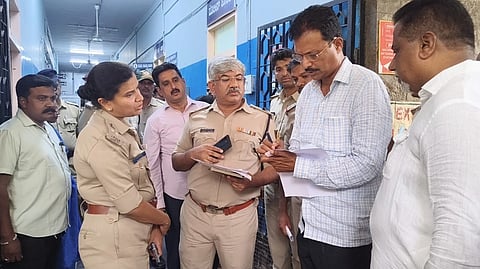 ಕೊಪ್ಪಳ ತಾಲೂಕಿನ ಮುನಿರಾಬಾದ್​ ಬಳಿ ಅಪಘಾತದಲ್ಲಿ ಗಾಯಗೊಂಡವರ ವಿವರ ಪಡೆದ ಬಳ್ಳಾರಿ ಸಂಸದ ಈ.ತುಕಾರಾಮ್​. ಎಸ್ಪಿಗಳಾದ ಎಸ್​.ಜಾಹ್ನವಿ, ಡಾ.ರಾಮ್​ ಎಲ್​.ಅರಸಿದ್ದಿ ಇದ್ದರು. 