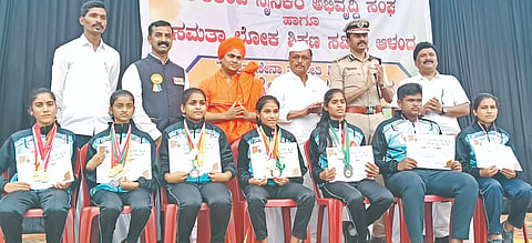 ಆಳಂದನ ಸಮತಾ ಲೋಕ ಶಿಕ್ಷಣ ಸಮಿತಿ ಆವರಣದಲ್ಲಿ ಹಮ್ಮಿಕೊಂಡಿದ್ದ ಸೇನಾ ಪೂರ್ವ ತರಬೇತಿ ಸಮಾರೋಪ ಸಮಾರಂಭದಲ್ಲಿ ಶಿಬಿರಾರ್ಥಿಗಳನ್ನು ಸನ್ಮಾನಿಸಲಾಯಿತು. ಶ್ರೀ ಅಭಿನವ ಶಿವಲಿಂಗ ಸ್ವಾಮೀಜಿ, ನೀತಿ ಮತ್ತು ಯೋಜನಾ ಆಯೋಗದ ಉಪಾಧ್ಯಕ್ಷ ಬಿ.ಆರ್​.ಪಾಟೀಲ್​, ಕಲಬುರಗಿ ನಗರ ಪೊಲೀಸ್​ ಆಯುಕ್ತ ಡಾ.ಶರಣಪ್ಪ ಎಸ್​.ಢಗೆ, ಪ್ರಮುಖರಾದ ಆರ್​.ಕೆ.ಪಾಟೀಲ್​, ರಾಜು ಸಿಂಗೆ ಇತರರಿದ್ದರು.