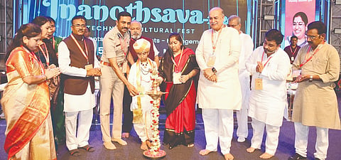 ಕಲಬುರಗಿ ಶರಣಬಸವ ವಿವಿ ಶುಕ್ರವಾರ ಆಯೋಜಿಸಿದ್ದ ಜ್ಞಾನೋತ್ಸವ&2026 ಟೆಕ್ನೋ ಕಲ್ಚರಲ್​ ಫೆಸ್ಟ್​ಗೆ ಪೊಲೀಸ್​ ಆಯುಕ್ತ ಡಾ.ಶರಣಪ್ಪ ಎಸ್​.ಡಿ ಚಾಲನೆ ನೀಡಿದರು. ಚಿ.ಪೂಜ್ಯ ದೊಡ್ಡಪ್ಪ ಅಪ್ಪ, ಮಾತೋಶ್ರೀ ಡಾ.ದಾಕ್ಷಾಯಿಣಿ ಅಪ್ಪ, ಬಸವರಾಜ ದೇಶಮುಖ, ಡಾ.ಅನಿಲಕುಮಾರ ಬಿಡವೆ, ಡಾ.ಲಕ್ಷಿ$್ಮ ಪಾಟೀಲ್​ ಮಾಕಾ, ಡಾ.ಕಿರಣ್​ ಮಾಕಾ, ಡಾ.ಶುಭಾಂಗಿ, ಡಾ.ಬಸವರಾಜ ಗಾದಗೆ, ಡಾ.ವಿ.ಡಿ.ಮೈತ್ರಿ, ಡಾ.ಶಿವಕುಮಾರ ಜಾವಳಗಿ ಇತರರಿದ್ದರು.