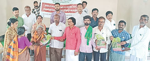 ಚಿಂಚೋಳಿ ತಾಲೂಕಿನ ಗಾರಂಪಳ್ಳಿಯಲ್ಲಿ ರೈತರಿಗೆ ಬೀಜ ವಿತರಿಸಲಾಯಿತು. ಅಭಿಲಾಷ ಸುಬೇದಾರ, ಚಂದ್ರಶೇಖರ ಗುತ್ತೇದಾರ್​, ಬಸವರಾಜ ದೇಶಮುಖ, ಶಿವಕುಮಾರ ಅಂಬಲಗಿ, ಗೋಪಾಲ ಎಂ.ಪಿ., ಸಂಗಯ್ಯ ಸ್ವಾಮಿ, ಮೋಹನ ಗುತ್ತೇದಾರ್​ ಇತರರಿದ್ದರು.