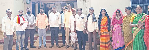 ಶಾದಿಪುರ ಬಳಿಯ ಚಂದುನಾಯಕ ತಾಂಡಾದಲ್ಲಿ ಹೋರಾಟಗಾರರ ಪೆಂಡಾಲ್​ ಸುಟ್ಟು ಹಾಕಿರುವ ಕಿಡಿಗೇಡಿಗಳನ್ನು ಬಂಧಿಸುವಂತೆ ಒತ್ತಾಯಿಸಿ ಕನ್ನಡಪರ ಸಂಟನೆಗಳು ಕಾರ್ಯಕರ್ತರು ಕುಂಚಾವರಂ ಠಾಣೆಗೆ ದೂರು ಸಲ್ಲಿಸಿದರು. ಲಿಂಬಾಜಿ ಚವ್ಹಾಣ, ಶಂಕರ ಚವ್ಹಾಣ್​, ಪ್ರೇಮಸಿಂಗ್​ ರಾಠೋಡ್​ ಇತರರಿದ್ದರು.