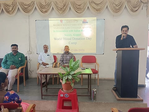 ಕೊಪ್ಪಳದ ಡಿಬಿಎಚ್ಪಿಎಸ್​ ಕಾನೂನು ಮಹಾವಿದ್ಯಾಲಯದಲ್ಲಿ ಆಯೋಜಿಸಿದ್ದ ಸ್ವಯಂಪ್ರೇರಿತ ರಕ್ತದಾನ ಶಿಬಿರದಲ್ಲಿ ರೆಡ್​ ಕ್ರಾಸ್​ ಸಂಸ್ಥೆಯ ಕಿರಿಯ ಸಂಯೋಜಕ ಡಾ. ಶಿವನಗೌಡ ಪಾಟೀಲ್​. ಮಹಾವಿದ್ಯಾಲಯದ ಉಪ ಪ್ರಾಚಾರ್ಯ ಬಸವರಾಜ ಎಸ್​.ಎಂ., ಎಸ್​. ಸೊಪ್ಪಿಮಠ, ಶಾಲಿನಿ ಪಾಟೀಲ್​, ಸೋಮಶೇಖರ್​ ರಾಜು ಯು ಇದ್ದರು.