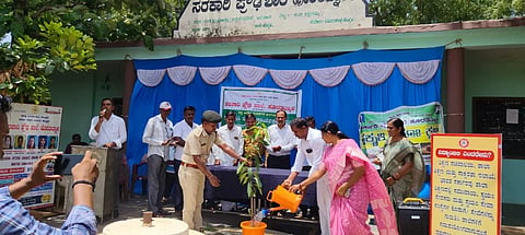 ತಾಲೂಕಿನ ಹೊರ್ತಟ್ನಾಳ ಸರ್ಕಾರಿ ಪ್ರೌಢಶಾಲೆ ಸೋಮವಾರ ವಿಶ್ವ ಪರಿಸರ ದಿನಾಚರಣೆ ಅಂಗವಾಗಿ 150 ಸಸಿಗಳನ್ನು ನೆಡುವ ಕಾರ್ಯಕ್ರಮವನ್ನು  ಎಸ್​ಡಿಎಂಸಿ ಅಧ್ಯಕ್ಷ ಹನುಮಪ್ಪ ಕುಟುಗುನಳ್ಳಿ ಉದ್ಘಾಟಿಸಿದರು. ಜಿಲ್ಲಾ ಉಪ ಅರಣ್ಯ ಅಧಿಕಾರಿ ಹುಸೇನ್​ ಬಾಷಾ,  ವಲಯ ಅರಣ್ಯ ಅಧಿಕಾರಿ ಗುರುನಗೌಡ ಪಾಟೀಲ್​, ಮುಖ್ಯ ಶಿಕ್ಷಕ ಬಸನಗೌಡ ಮರೆಗಡ್​ ಇದ್ದರು.