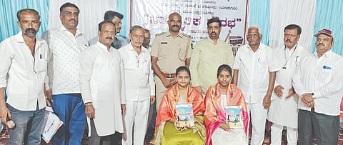 ಸುರಪುರ ನಗರದ ರಂಗಂಪೇಟೆಯಲ್ಲಿ ಭಾನುವಾರ ಹಮ್ಮಿಕೊಂಡ ಸಾಂಸತಿಕ ಸೌರಭ ಕಾರ್ಯಕ್ರಮದಲ್ಲಿ ಗ್ರಾಮೀಣ ಪ್ರತಿಭೆಗಳಾದ ಕಾವೇರಿ, ವಿದ್ಯಾ ಅವರನ್ನು ಸನ್ಮಾನಿಸಲಾಯಿತು. ಸೂಗೂರೇಶ ವಾರದ, ಶರಣಬಸಪ್ಪ ಯಾಳವಾರ, ರಾಜಶೇಖರ ಗೆಜ್ಜಿ, ಹೊನ್ನೊಜಿರಾವ್​ ಹಳಿಜೋಳ, ಕೊಟ್ರಯ್ಯಸ್ವಾಮಿ ಬಳ್ಳುಂಡಗಿಮಠ, ಬಸವರಾಜ ಪಂಜಗಲ್​, ಮೌನೇಶ ನಾಲವಾರ ಇತರರಿದ್ದರು.