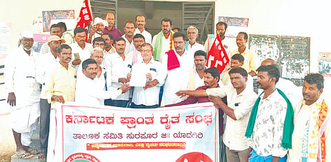 ರೈತರಿಗೆ ಸಮರ್ಪಕ ಬೀಜ ಮತ್ತು ರಸಗೊಬ್ಬರ ವಿತರಿಸುವಂತೆ ಆಗ್ರಹಿಸಿ ಸುರಪುರ ತಹಸಿಲ್​ ಕಚೇರಿ ಎದುರು ಸೋಮವಾರ ಕರ್ನಾಟಕ ಪ್ರಾಂತ ರೈತ ಸಂದ ಕಾರ್ಯಕರ್ತರು ಪ್ರತಿಭಟನೆ ನಡೆಸಿ ಗ್ರೇಡ್​-2 ತಹಸೀಲ್ದಾರ್​ಗೆ ಮನವಿಪತ್ರ ಸಲ್ಲಿಸಿದರು.