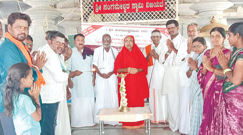 ವಡಗೇರಾ  ತಾಲೂಕಿನ ಸುಕ್ಷೇತ್ರ ಕೃಷ್ಣಾವೇಣಿ&ಭೀಮಾ ಸಂಗಮದ ಸಂಗಮೇಶ್ವರ ದೇವಸ್ಥಾನದಲ್ಲಿ ಸೋಮವಾರ ಹಮ್ಮಿಕೊಂಡ 112ನೇ ಶಿವಾನುಭವ ಚಿಂತನಾಗೋಷ್ಠಿಯನ್ನು ಶ್ರೀ ಕರುಣೇಶ್ವರ ಶಿವಾಚಾರ್ಯರು ಉದ್ಘಾಟಿಸಿದರು. ವೇ.ಬನ್ನಯ್ಯ ಸ್ವಾಮಿ, ವೇ.ವೀರಭದ್ರಯ್ಯ ಸ್ವಾಮಿ, ಶಿವಯ್ಯ ಸ್ವಾಮಿ ಸಾತಕೇಡ, ಮಲ್ಲಿಕಾರ್ಜುನ ಸ್ವಾಮಿ ಅರಸಿಣಗಿ, ಚಂದ್ರಶೇಖರಗೌಡ ಗೋನಾಲ್​, ಶರಣಯ್ಯ ಸ್ವಾಮಿ, ಶಿವಕುಮಾರ ಇತರರಿದ್ದರು.