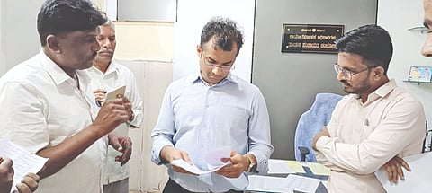 ಕಲಬುರಗಿ ಜಿಪಂನಲ್ಲಿ ಇತ್ತೀಚೆಗೆ ಅನಧಿಕೃತವಾಗಿ ವರ್ಗಾವಣೆ ಕೌನ್ಸೆಲಿಂಗ್​ ನಡೆದಿದ್ದಿ, ಅದನ್ನು ಸರಿಪಡಿಸುವಂತೆ ಒತ್ತಾಯಿಸಿ ಜಿಪಂ ಸಿಇಒ ರಾಹುಲ್​ ಸಂಕನೂರ ಅವರಿಗೆ ಚಿಂಚೋಳಿಯಲ್ಲಿ ಸರ್ಕಾರಿ ನೌಕರರ ಸಂದಿಂದ ಮನವಿ ಸಲ್ಲಿಸಲಾಯಿತು. ದೇವಿಂದ್ರಪ್ಪ ಹೊಳ್ಕರ್​, ಮಲ್ಲಿಕಾರ್ಜುನ ಪಾಲಾಮೂರ, ಜಗನ್ನಾಥರೆಡ್ಡಿ ಚಟ್ನಳ್ಳಿ ಇದ್ದರು.