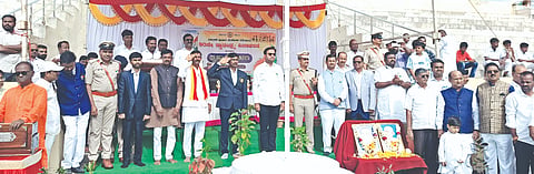 ಚಿಂಚೋಳಿ ತಾಲೂಕು ಕ್ರೀಡಾಂಗಣದಲ್ಲಿ ಶಾಸಕ ಡಾ.ಅವಿನಾಶ ಜಾಧವ್​ ಧ್ವಜಾರೋಹಣ ನೆರವೇರಿಸಿದರು. ಸುಬ್ಬಣ್ಣ ಜಮಖಂಡಿ, ಸಂಗಮನಾಥ ಹಿರೇಮಠ, ಸಂತೋಷಕುಮಾರ ಚವ್ಹಾಣ್​, ಕಾಶಿನಾಥ ಧನ್ನಿ, ಕಪಿಲದೇವ ಇತರರಿದ್ದರು