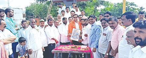 ಚಿಂಚೋಳಿಯಲ್ಲಿ ಹಮ್ಮಿಕೊಂಡಿದ್ದ ಕ್ರಾಂತಿವೀರ ಸಂಗೊಳ್ಳಿ ರಾಯಣ್ಣ ಜಯಂತಿಯಲ್ಲಿ ಶಾಸಕ ಡಾ. ಅವಿನಾಶ ಜಾಧವ್​ ಅವರನ್ನು ಸನ್ಮಾನಿಸಲಾಯಿತು. ಹಣಮಂತ ಹಿರೇಮನಿ, ಅಭಿಷೇಕ ಮಲಕನೂರ, ಶಾಮರಾವ ಕೊರವಿ, ರವಿಶಂಕರರೆಡ್ಡಿ ಮುತ್ತಂಗಿ, ಅಬ್ದುಲ್​ ಬಾಸೀದ್​, ಅಮರ ಲೋಡ್ಡನೂರ ಇತರರಿದ್ದರು.