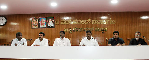ಕೊಪ್ಪಳದಲ್ಲಿ ನಡೆದ ಜಿಲ್ಲಾ ಮಟ್ಟದ ಗ್ಯಾರಂಟಿ ಯೋಜನೆಗಳ ಅನುಷ್ಠಾನ ಸಮಿತಿ ಸಭೆಯಲ್ಲಿ ಜಿಲ್ಲಾ ಮಟ್ಟದ ಗ್ಯಾರಂಟಿ ಯೋಜನೆಗಳ ಅನುಷ್ಠಾನ ಪ್ರಾಧಿಕಾರದ ಅಧ್ಯಕ್ಷ ರೆಡ್ಡಿ ಶ್ರೀನಿವಾಸ ಮಾತನಾಡಿದರು. ಜಿಪಂ ಉಪ ಕಾರ್ಯದರ್ಶಿ ಟಿ. ಕೃಷ್ಣಮೂರ್ತಿ, ಜಿಲ್ಲಾ ಮಟ್ಟದ ಗ್ಯಾರಂಟಿ ಯೋಜನೆಗಳ ಅನುಷ್ಠಾನ ಪ್ರಾಧಿಕಾದ ಉಪಾಧ್ಯಕ್ಷರಾದ ಎಸ್​.ಬಿ.ಖಾದ್ರಿ, ಮಂಜುನಾಥ ಗೊಂಡಬಾಳ, ಅಮರೇಶಪ್ಪ ಎಸ್​.ಗಾಂಜಿ, ನಾಗರಾಜ ಅರಳಿ ಇದ್ದರು.