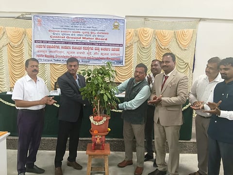 ಜಿಲ್ಲೆಯ ಕುಕನೂರು ತಾಲೂಕಿನ ತಳಕಲ್​ನ ವಿಟಿಯುನಲ್ಲಿ ಆಯೋಜಿಸಿದ್ದ ಜಲಧರಗಳ ನಕಾಶೀಕರಣ, ಅಂತರ್ಜಲ ಸಂಬಂಧಿತ ಸಮಸ್ಯೆಗಳು ಮತ್ತು ಅಂತರ್ಜಲ ನಿರ್ವಹಣೆ ಕುರಿತ ಶ್ರೇಣಿ- 3ರ ತರಬೇತಿ ಕಾರ್ಯಾಗಾರವನ್ನು ಕೇಂದ್ರೀಯ ಅಂತರ್ಜಲ ಮಂಡಳಿ ನೈಋತ್ಯ ಕ್ಷೇತ್ರದ ಪ್ರಾದೇಶಿಕ ನಿರ್ದೇಶಕ ಜಿ.ಕೃಷ್ಣಮೂರ್ತಿ ಉದ್ಘಾಟಿಸಿದರು. ವಿಟಿಯು ಸ್ನಾತಕೋತ್ತರ ಕೇಂದ್ರದ ಉಪ ನಿರ್ದೇಶಕ ಡಾ. ಬಸವರಾಜಪ್ಪ ವೈ.ಎಚ್​., ಗದಗ ತೋಂಟದಾರ್ಯ ಎಂಜಿನಿಯರಿಂಗ್​ ಕಾಲೇಜಿನ ಸಿವಿಲ್​ ವಿಭಾಗದ ಮುಖ್ಯಸ್ಥ ಡಾ. ಕೆ. ಲೋಕೇಶ್​ ಇದ್ದರು.