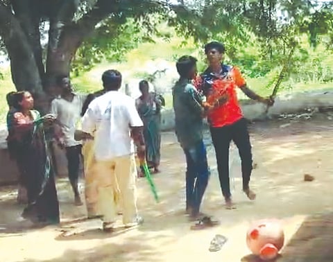 ವಡಗೇರಾ ತಾಲೂಕಿನ ಗುರುಸುಣಿಗಿ ಗುಡ್ಡದಲ್ಲಿರುವ ಸಿದ್ಧಲಿಂಗೇಶ್ವರ ದೇವಸ್ಥಾನಕ್ಕೆ ತೆರಳಿದ್ದ ಚಾಮನಾಳ ಗ್ರಾಮದ ಭಕ್ತರನ್ನು ಗುರುಸುಣಿಗಿ ಗ್ರಾಮದ ಕೆಲ ಯುವಕರು ಸೋಮವಾರ ಏಕಾಏಕಿ ದಾಳಿ ನಡೆಸುತ್ತಿರುವುದು.