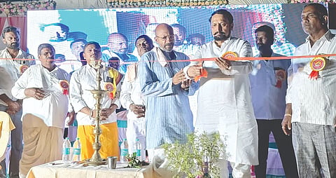 ಝುಂಜರವಾಡ ಗ್ರಾಮದ ಸರ್ಕಾರಿ ಹಿರಿಯ ಪ್ರಾಥಮಿಕ ಶಾಲೆಯಲ್ಲಿ ಹಮ್ಮಿಕೊಂಡಿದ್ದ ಸ್ನೇಹಸಮ್ಮೇಳನವನ್ನು ಶಾಸಕ ಲಕ್ಷ್ಮಣ ಸವದಿ ಉದ್ಘಾಟಿಸಿದರು. ಶೀತಲ ಬಿರಾದಾರಪಾಟೀಲ, ಭೂಪಾಲ ಹಳಿಂಗಳಿ, ಜಿನಗೌಡ ಸೌದತ್ತಿ, ಜಿನಗೌಡ ಪಾಟೀಲ ಇತರರಿದ್ದರು.