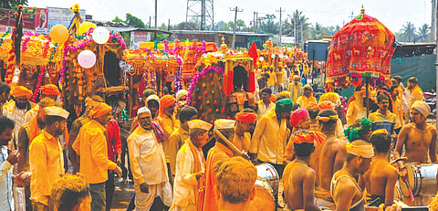 ಸುಟ್ಟಟ್ಟಿ ಗ್ರಾಮದಲ್ಲಿ ಕರಿಸಿದ್ಧೇಶ್ವರ ಭಂಡಾರ ಜಾತ್ರಾ ಮಹೋತ್ಸವದ ಅಂಗವಾಗಿ ಹಮ್ಮಿಕೊಂಡಿದ್ದ ಪಲ್ಲಕ್ಕಿ ಉತ್ಸವದಲ್ಲಿ ಭಕ್ತರು ಭಂಡಾರದಲ್ಲಿ ಮಿಂದೆದ್ದರು.