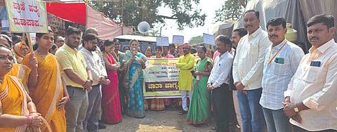 ಕೊಕಟನೂರಿನಲ್ಲಿ ಹಮ್ಮಿಕೊಂಡಿದ್ದ ದೇವದಾಸಿ ಪದ್ಧತಿ ನಿರ್ಮೂಲನೆ ಜಾಗೃತಿ ಜಾಥಾದಲ್ಲಿ ಡಾ.ಸವಿತಾ ಪೂಜಾರಿ ಮಾತನಾಡಿದರು. ರಬಿಯಾ ಮುಜಾವರ, ಡಾ.ಚಂದ್ರಕಾಂತ ದೂಳಶೆಟ್ಟಿ, ಎಸ್.ಜಿ.ರಾಠೋಡ ಇತರರಿದ್ದರು,