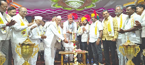 ಐನಾಪುರ ಪಟ್ಟಣದಲ್ಲಿ ಶಾಸಕ ಲಕ್ಷ್ಮಣ ಸವದಿ ಜನ್ಮದಿನದ ಅಂಗವಾಗಿ ಹಮ್ಮಿಕೊಂಡಿದ್ದ ರಾಷ್ಟ್ರಮಟ್ಟದ ಕಬಡ್ಡಿ ಪಂದ್ಯಾವಳಿಯನ್ನು ಚಿದಾನಂದ ಸವದಿ ಉದ್ಘಾಟಿಸಿದರು. ಪ್ರವೀಣ ಗಾಣಿಗೇರ, ಶಿವಕುಮಾರ ಸವದಿ, ಸುಭಾಸ ಪಾಟೀಲ, ಚಮನರಾವ ಪಾಟೀಲ, ವಿನಾಯಕ ಬಾಗಡಿ ಇತರರಿದ್ದರು.