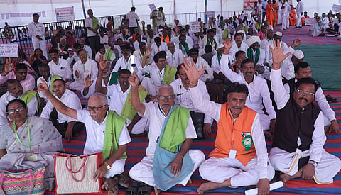 ಪಾರಂಪರಿಕ ವೈದ್ಯ ಅಭಿವೃದ್ಧಿ ನಿಗಮ ರಚಿಸುವಂತೆ ಆಗ್ರಹಿಸಿ ಅಖಿಲ ಕರ್ನಾಟಕ ಪಾರಂಪರಿಕ ವೈದ್ಯ ಪರಿಷತ್ ಹಾಗೂ ಸಂಘಗಳ ಒಕ್ಕೂಟ ವತಿಯಿಂದ ಪ್ರತಿಭಟಿಸಲಾಯಿತು. ಬಸವಪ್ರಸಾದ ಸ್ವಾಮೀಜಿ,ಶರಣಪ್ಪ ಬಳ್ಳಾರಿ,ವಿಜಯಕುಮಾರ ಇತರರಿದ್ದರು.