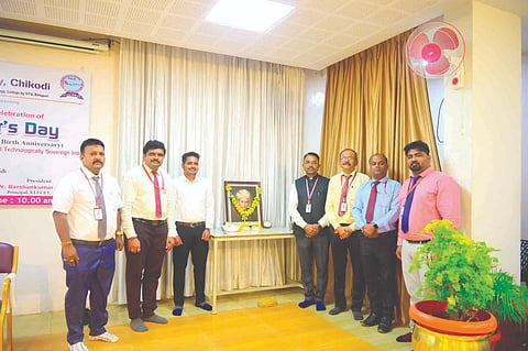 ಚಿಕ್ಕೋಡಿ ಕೆಎಲ್‌ಇ ಇಂಜಿನಿಯರಿಂಗ್ ಕಾಲೇಜಿನಲ್ಲಿ ಇಂಜಿನಿಯರ್ಸ್ ದಿನ ಆಚರಿಸಲಾಯಿತು. ಡಾ.ದರ್ಶನಕುಮಾರ ಬಿಳ್ಳೂರ, ಸೋಮಶೇಖರ ಪಟಾತ, ಪ್ರೊ.ಪ್ರದೀಪ ಹೊದ್ಲುರ, ಪ್ರೊ.ಸುಶೀಲ್‌ಕುಮಾರ ಭಗಾಟೆ, ಪ್ರೊ.ಶಂಕರಗೌಡ ಪಾಟೀಲ, ಪ್ರೊ. ವಿನಯ ಮನಗೂಳೆ, ಪ್ರೊ.ಬಾಳಪ್ಪ ನವಳಾಯಿ ಇತರರಿದ್ದರು.