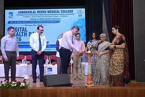 ಜೆಎನ್​ಎಂಸಿ ಕ್ಯಾಂಪಸ್​ನಲ್ಲಿರುವ ಕೆಎಲ್​ಇ ಶತಮಾನೋತ್ಸವ ಸಭಾಂಗಣದಲ್ಲಿ ಈಚೆಗೆ ಆಯೋಜಿಸಿದ್ದ ಕಾರ್ಯಕ್ರಮವನ್ನು ಗಣ್ಯರು ಉದ್ಘಾಟಿಸಿದರು. ಡಾ. ಎಂ.ದಯಾನಂದ, ಡಾ.ಉಮಾ ನಂಬಿಯಾರ್​, ಪೊ. ಸಂದೀಪ ಶ್ರೀವಾಸ್ತವ, ಡಾ.ವಿ.ಎಂ.ಪಟ್ಟಣಶೆಟ್ಟಿ ಇತರರಿದ್ದರು.