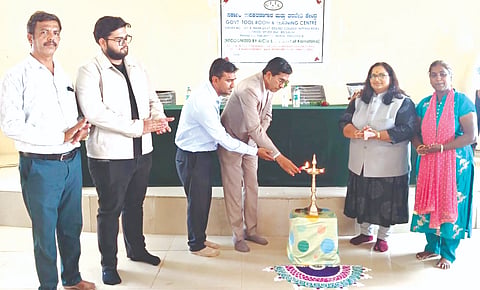 ಚಿಕ್ಕೋಡಿ ಪಟ್ಟಣದ ಜಿಟಿಟಿಸಿ ಕೇಂದ್ರದಲ್ಲಿ ಹಮ್ಮಿಕೊಂಡಿದ್ದ ವಿಶ್ವ ಯುವ ಕೌಶಲ ದಿನಾಚರಣೆ ಕಾರ್ಯಕ್ರಮವನ್ನು ಸುರೇಶ ಘರಬುಡೆ ಉದ್ಘಾಟಿಸಿದರು. ಪಾರ್ವತಿ ಕಮತೆ, ಶೀತಲಕುಮಾರ ದೇವಲಾಪುರ, ವಿಮಲಾ ಚಿನಕೇಕರ, ಸಚಿನ ಮನಗೂಳಿ ಇತರರಿದ್ದರು.