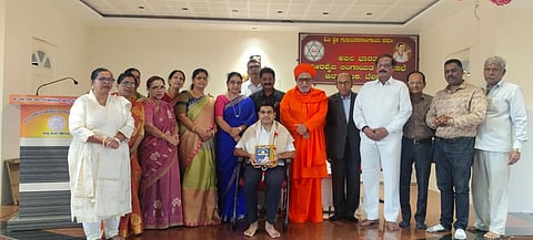 ಶಿವಬಸವನಗರದ ಲಿಂಗಾಯತ ಭವನದಲ್ಲಿ ಹಮ್ಮಿಕೊಂಡಿದ್ದ ಅಮಾವಾಸ್ಯೆ ಅನುಭಾವಗೋಷ್ಠಿ ಕಾರ್ಯಕ್ರಮದಲ್ಲಿ ಕೆಎಲ್‌ಇ ಸಂಸ್ಥೆಯ ಜೆಎನ್‌ಎಂಸಿ ಸಹಪ್ರಾಧ್ಯಾಪಕ ಡಾ.ಅವಿನಾಶ ಕವಿ ಅವರನ್ನು ಸನ್ಮಾನಿಸಲಾಯಿತು. ಗುರುಸಿದ್ಧ ಸ್ವಾಮೀಜಿ, ರತ್ನಪ್ರಭಾ ಬೆಲ್ಲದ, ಪ್ರೊ. ಜಯಶ್ರೀ ಅಬ್ಬಿಗೇರಿ, ಡಾ.ಎಚ್.ಬಿ.ರಾಜಶೇಖರ ಇತರರಿದ್ದರು.
